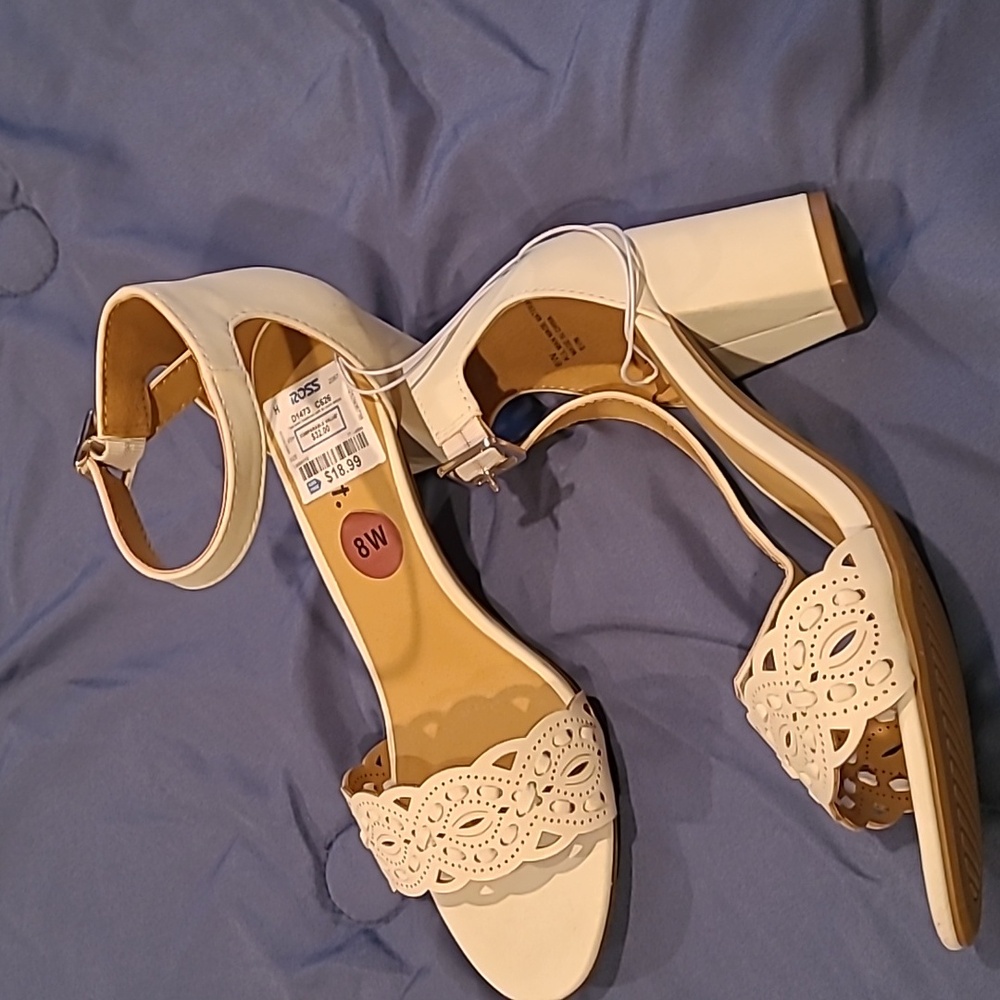 Women's White mt brand, Size 8W cream color, Dressy Sandals